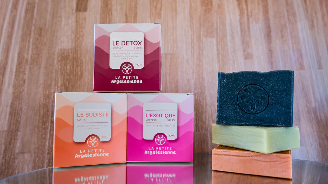 Gamme de savons solides artisanaux naturels avec leurs emballages et différents coloris