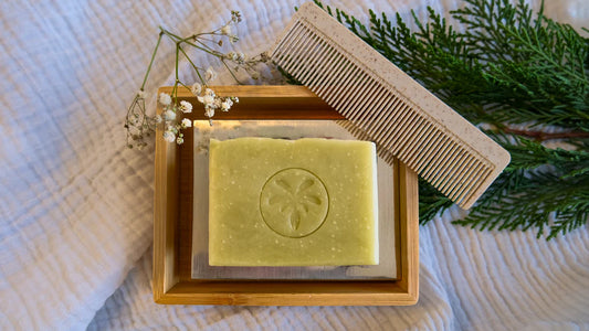 Savon solide artisanal naturel pour le corps et les cheveux, avec motif palmier, présenté dans un coffret en bois