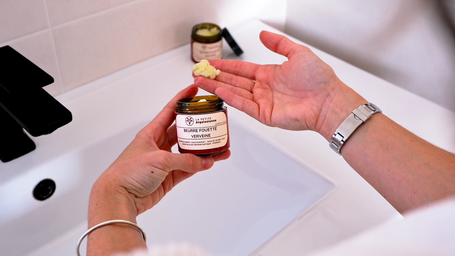 Application d’un beurre fouetté à la verveine naturel pour le soin du corps, texture prélevée en main