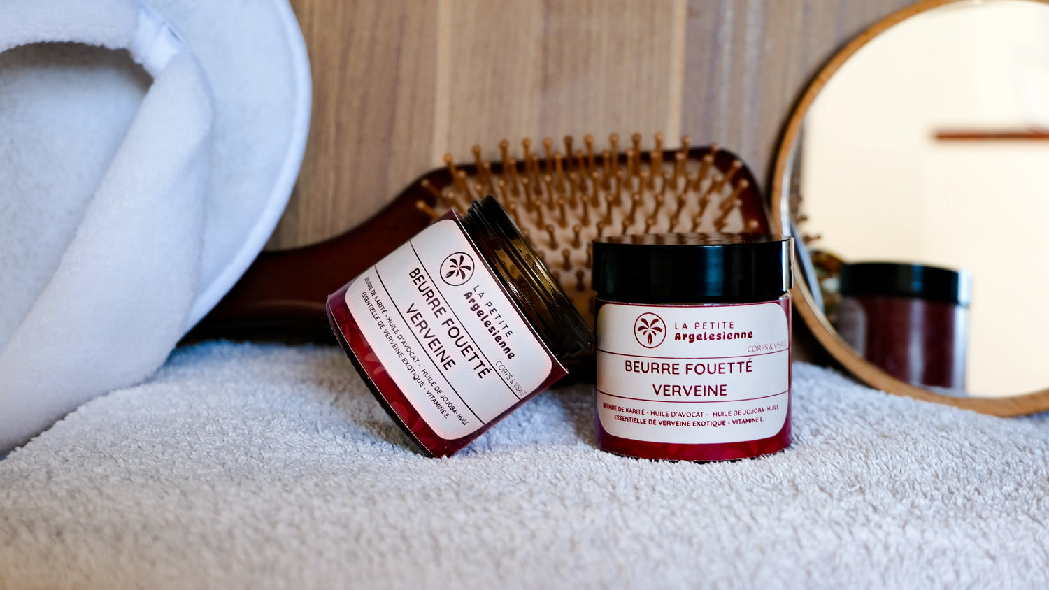 Beurre fouetté à la verveine naturel pour le soin du corps, présenté en pots dans une salle de bain