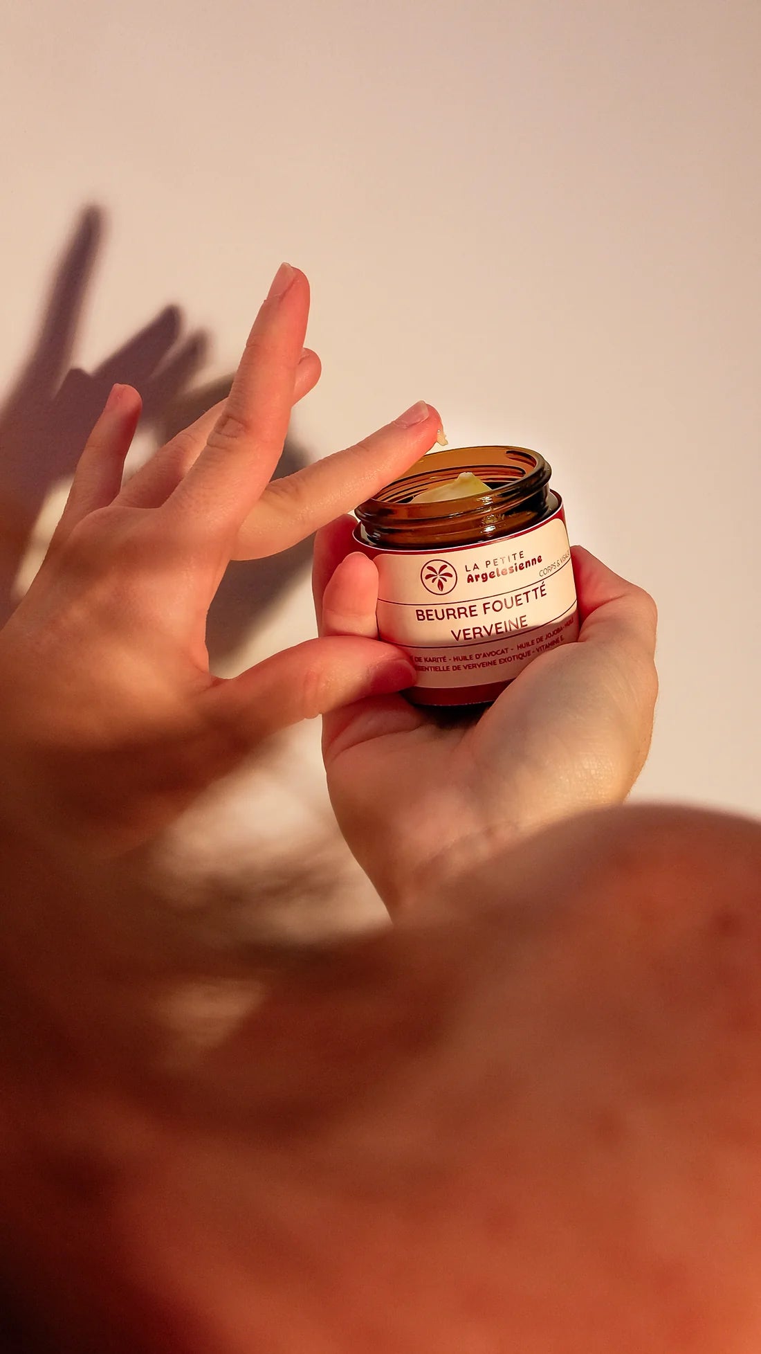 Application d’un beurre fouetté à la verveine pour le soin du corps, texture naturelle