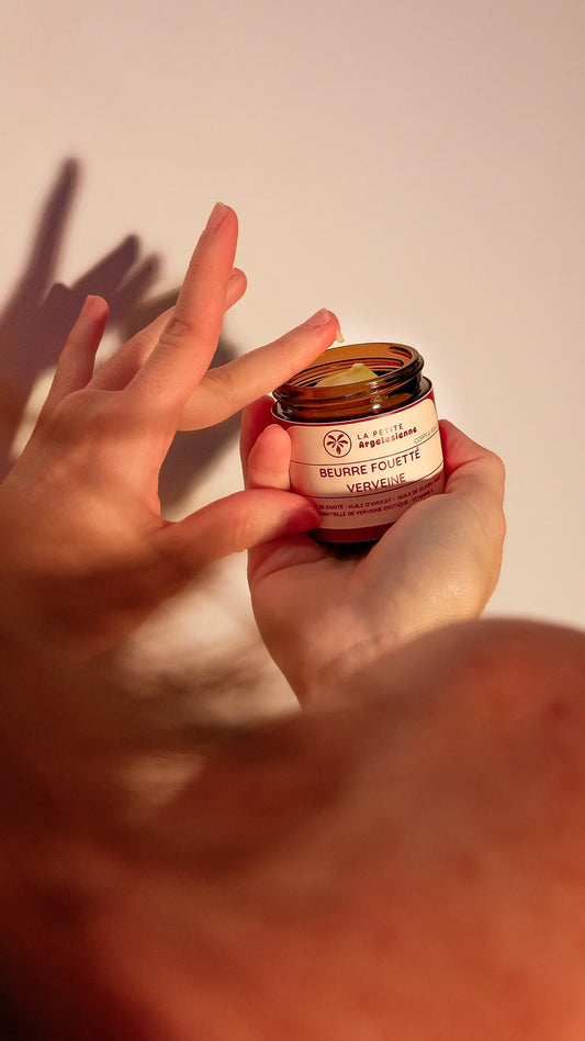 Application d’un beurre fouetté à la verveine pour le soin du corps, texture naturelle