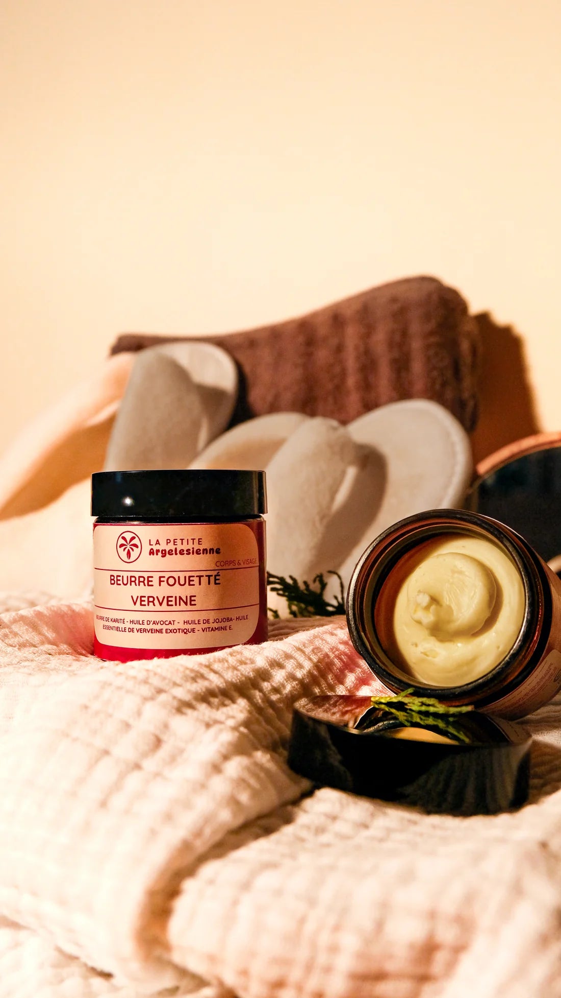 Beurre fouetté à la verveine pour le soin du corps, cosmétique naturel avec texture onctueuse