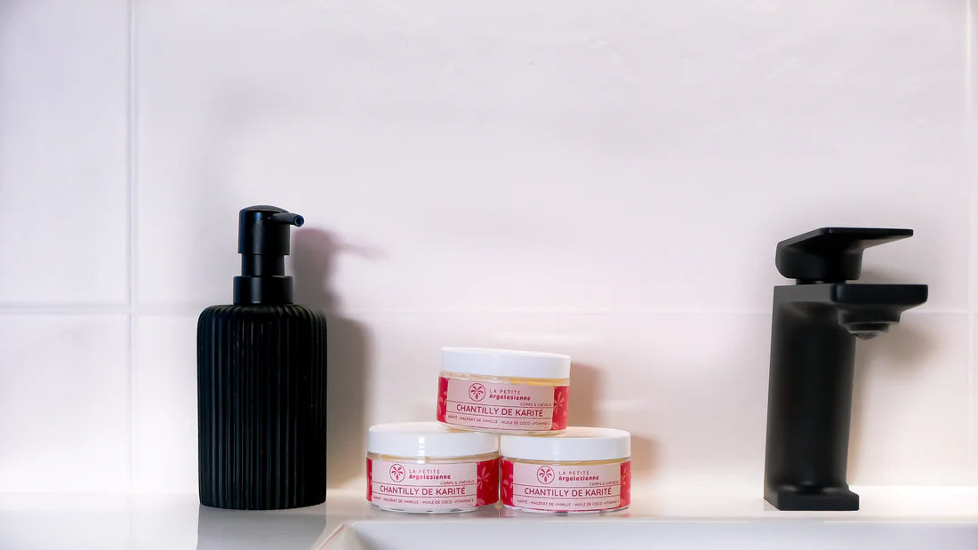 Chantilly de karité naturelle disposée dans une salle de bain, illustrant une routine de soin du corps
