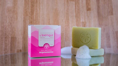 Savon solide artisanal naturel L’Exotique avec son emballage, présenté avec une mousse naturelle