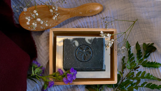 Savon solide artisanal naturel foncé avec motif palmier, présenté dans un coffret en bois avec accessoires